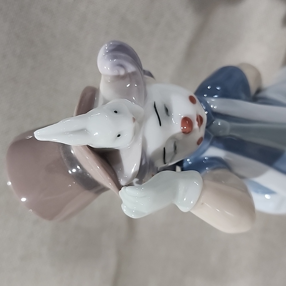 The Magician’s Hat Lladro Figurine - Picture 2 of 11
